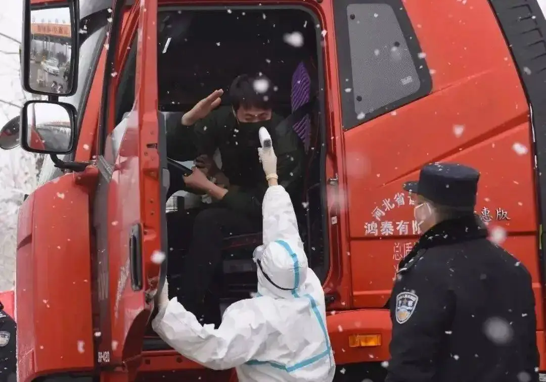 物流企业快递停运_货车司机核酸检测困难_疫情期间物流业停摆